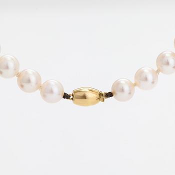 A cultured pearl necklace, pendant in 18K gold with a pearshaped sapphire.