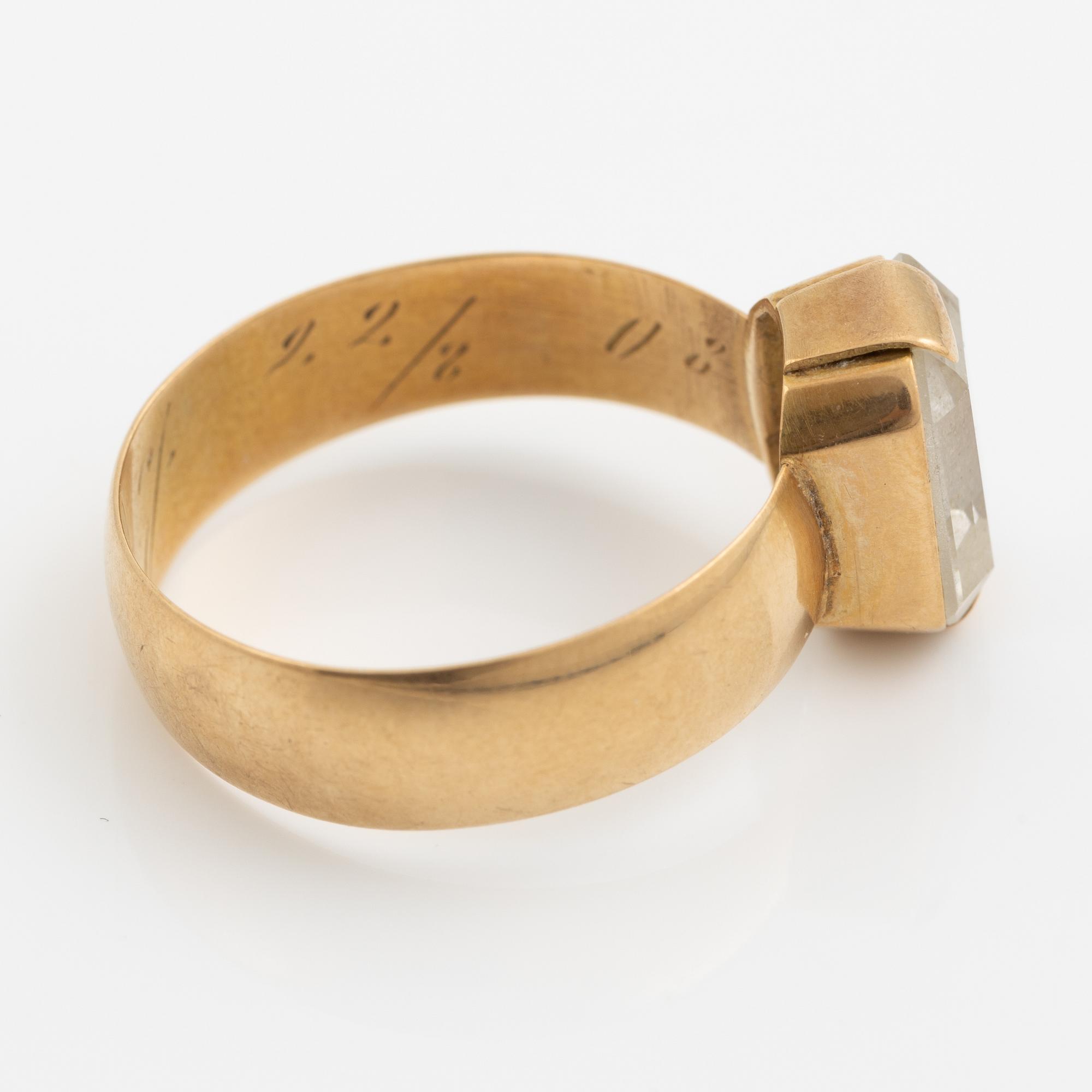 Ring 18K gold with white synthetic spinel.