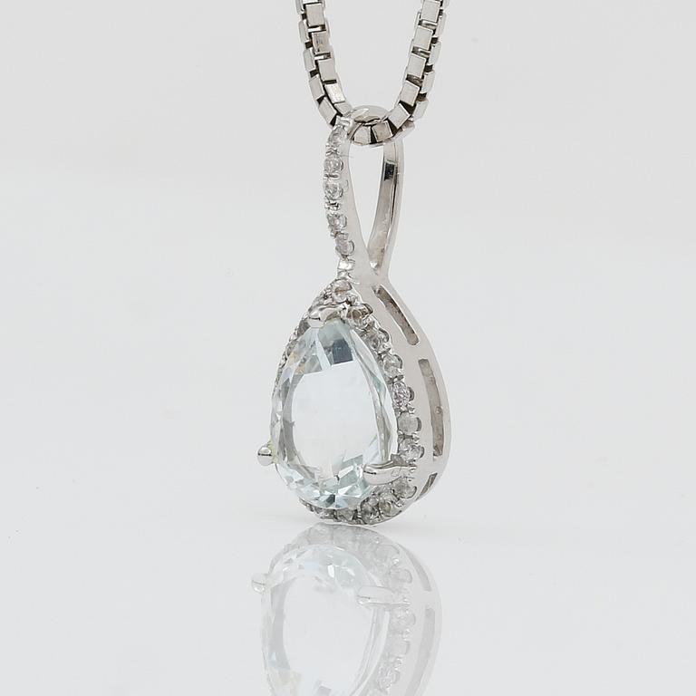 HALSSMYCKE, 18K vitguld med droppformad akvamarin  1,25 ct. Vikt 5,66 g.