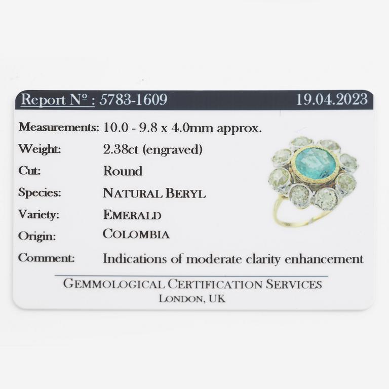 Ring, cocktailring, 18K guld och platina med smaragd och gammalslipade diamanter, medföljande report.