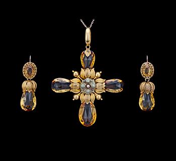 1033. A gold and citrine pendant and pair of earrings, mid 19th century.