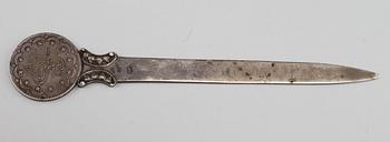 CIGARRSKRIN, silver, troligen Turkiet, samt BREVKNIV, låghaltigt silver, 1900-talets andra hälft.