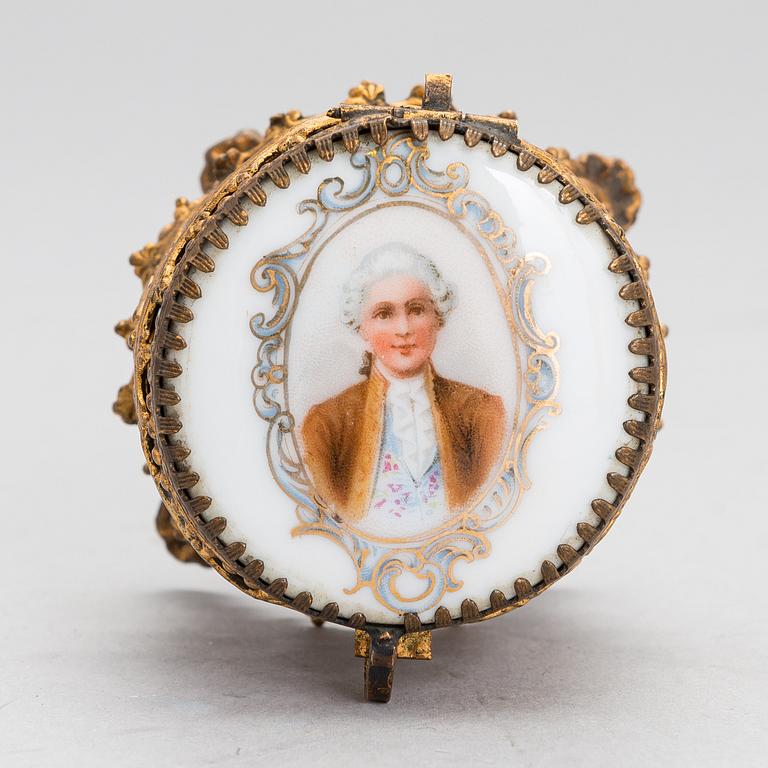 MINATYRMÅLNINGAR, 2 st, och DOSA med tryckt motiv.