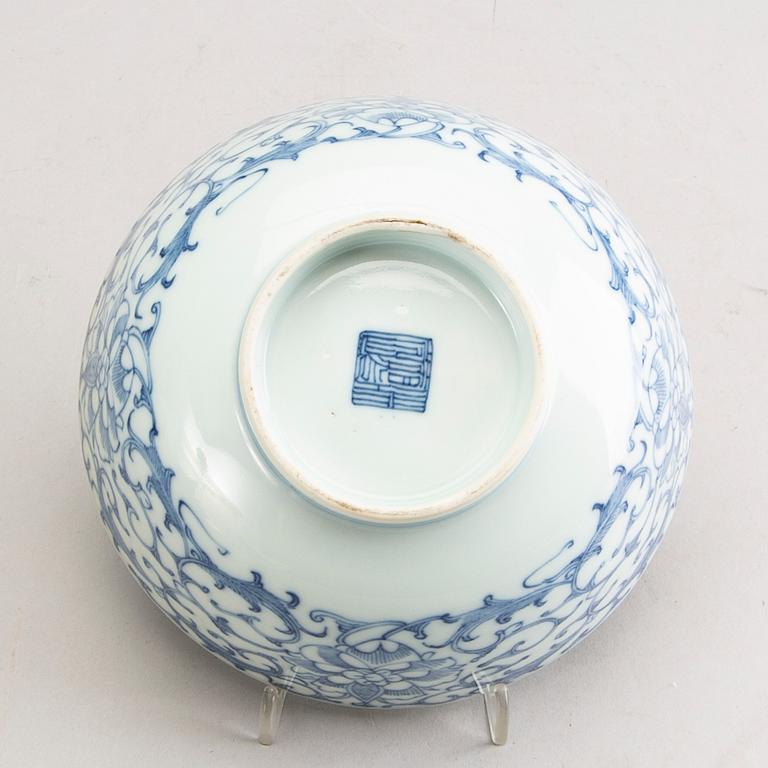 A set of two bowls and one dish 19th/20th century porcelain.