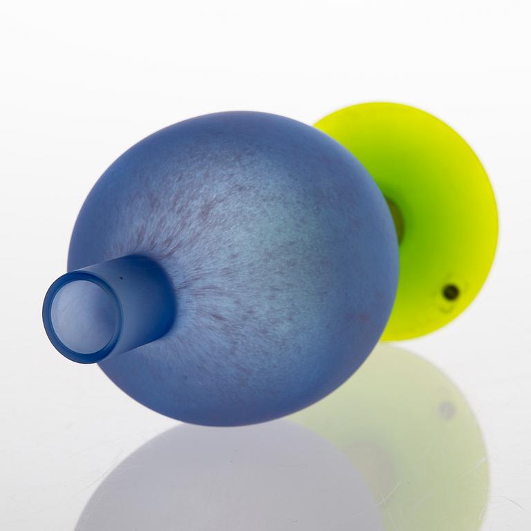 A DECANTER, "Oz" Pro Arte, signed Oiva Toikka, Nuutajärvi.