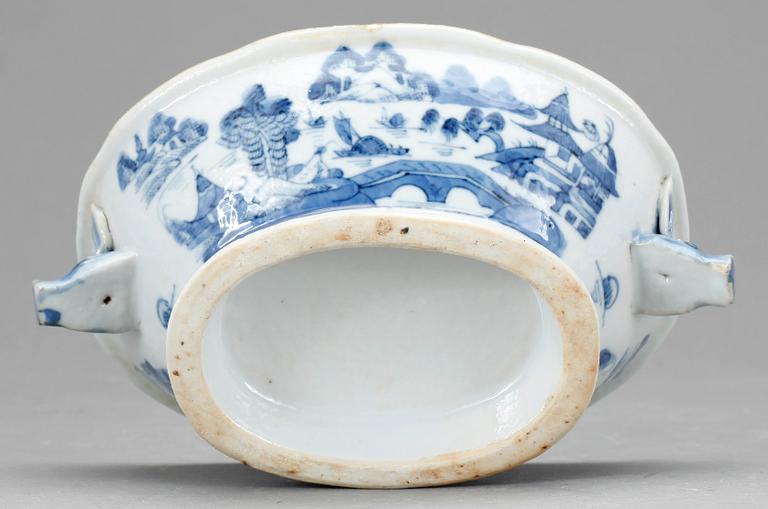 SMÖRTERRIN, 3 delar, porslin, Qing dynastin, 1800-talets första hälft.