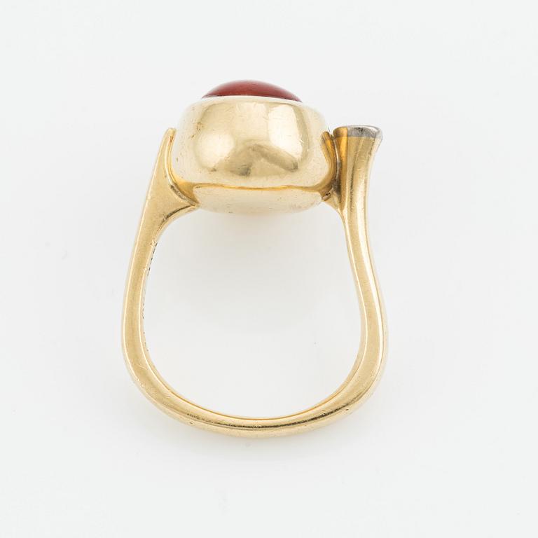 Ole Lynggaard, ring, 18K guld med korall samt briljantslipad diamant.