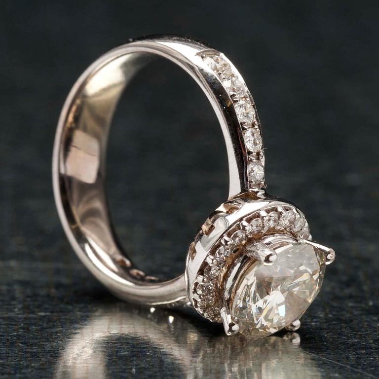RING, vitguld 18K, briljantslipade diamanter, mittsten 2,60 ct + 0,62 ct. Vikt 8,2 g.
