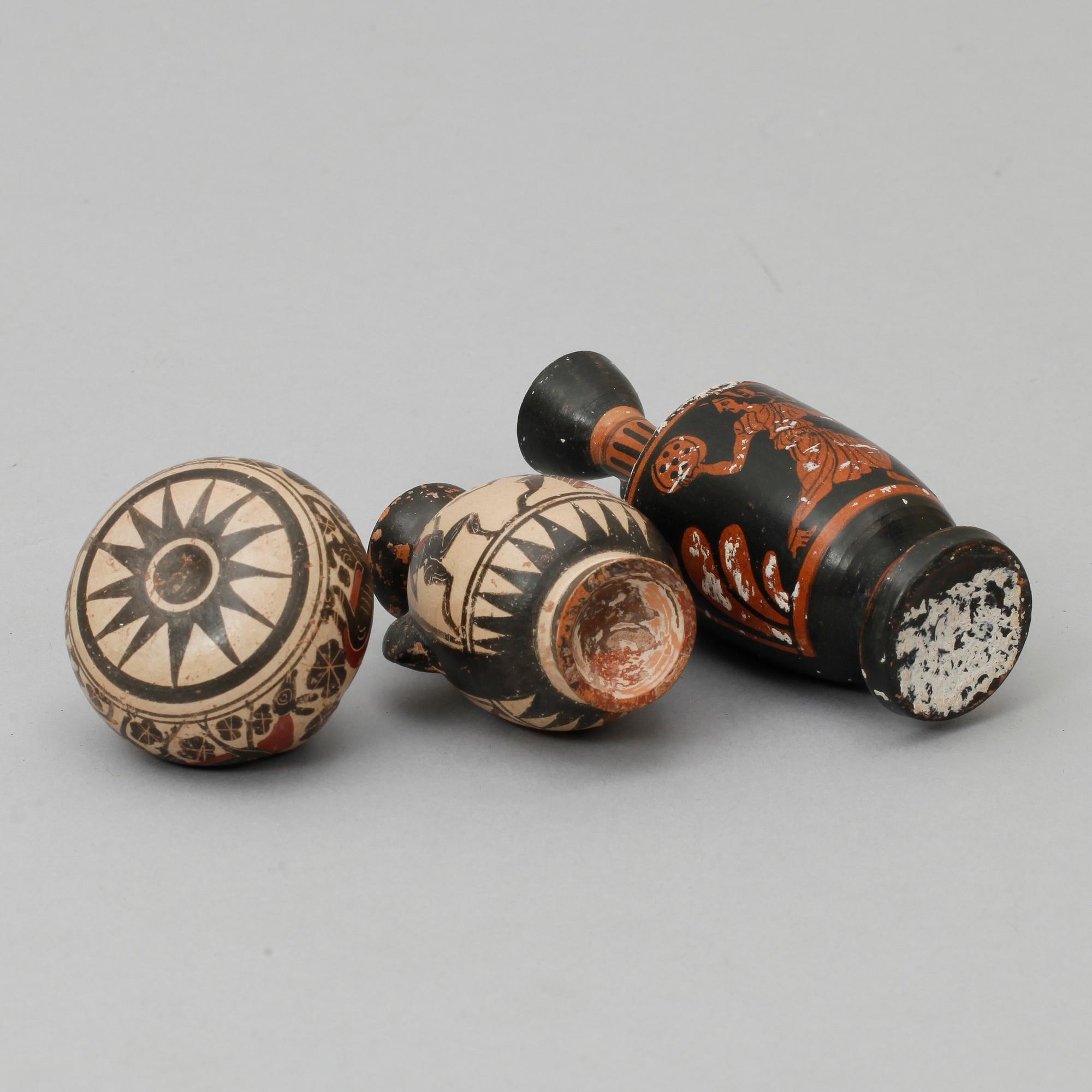 ARYBALLOS, 3 st, lergods, enligt uppgift korintiska, ca 500-600 f.kr.