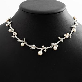 W.A. Bolin collier platina med odlade pärlor och runda briljantslipade  diamanter.