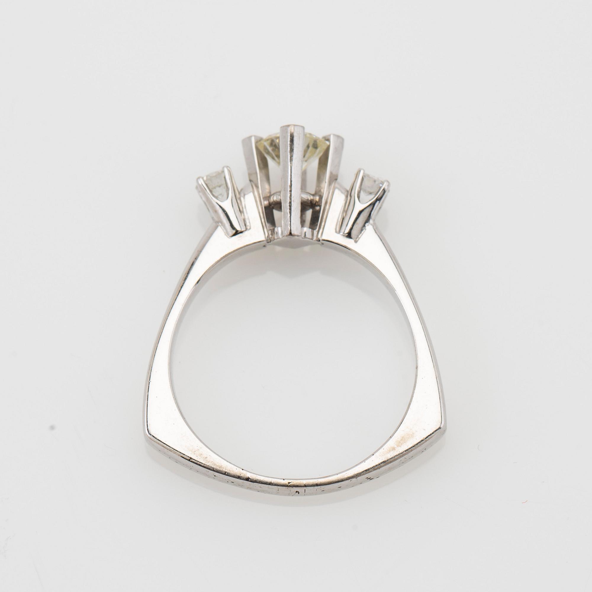 Ring, 18k vitguld med briljantslipade diamanter.