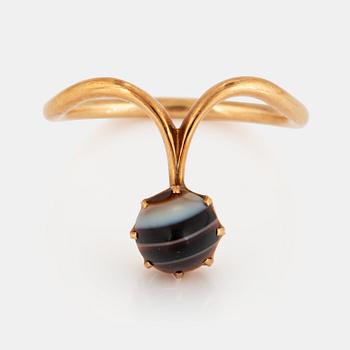 957. A 14K gold banded agate ring.