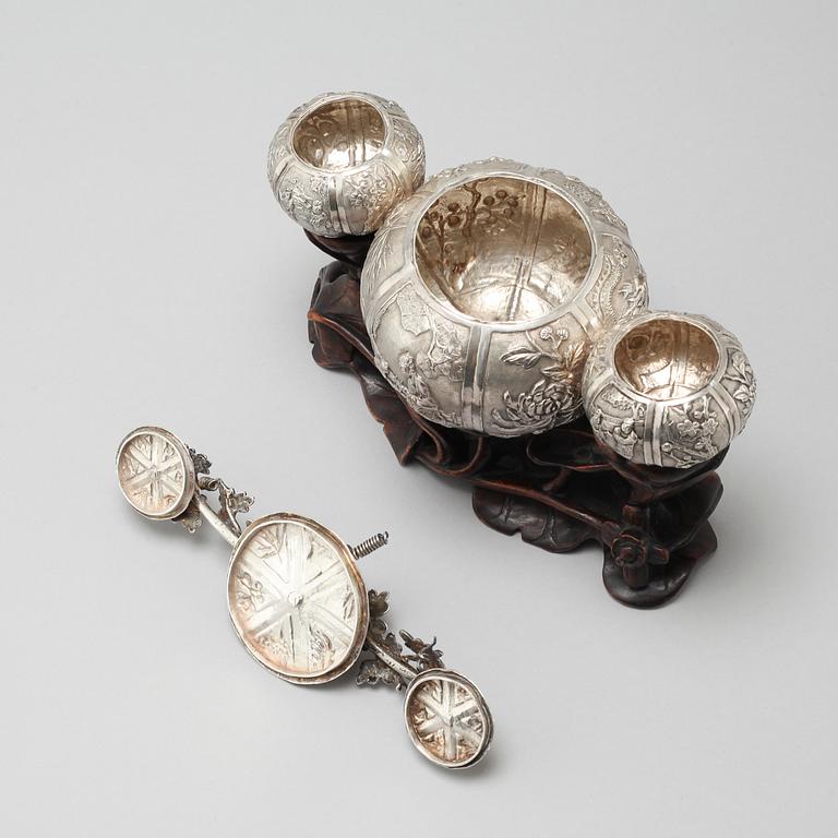 SKÅLAR MED LOCK, låghaltigt silver, Kina, 1900-talets första hälft.