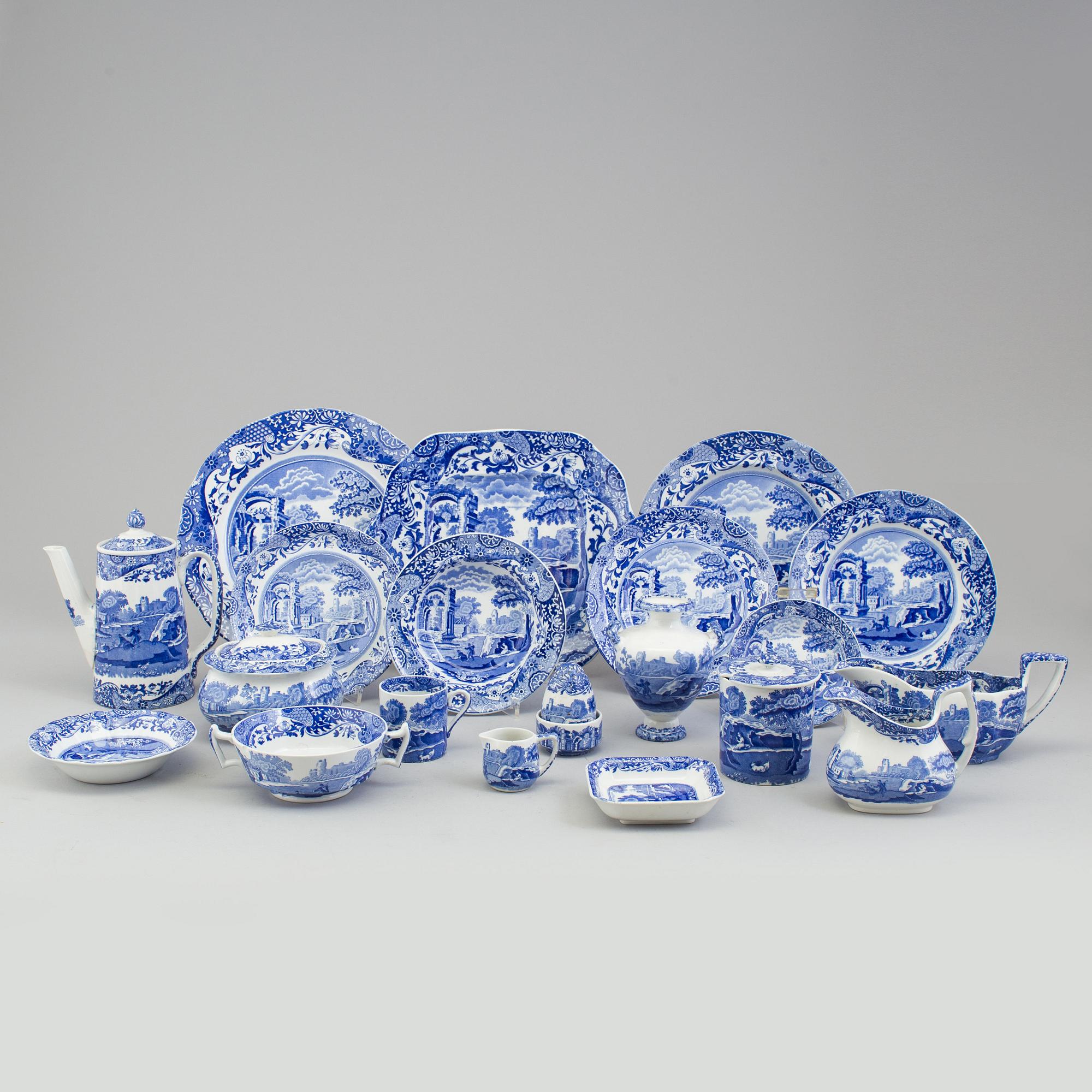A large Copeland 'Spode's Italian' porcelain dinner- and coffee service, 107 pieces.