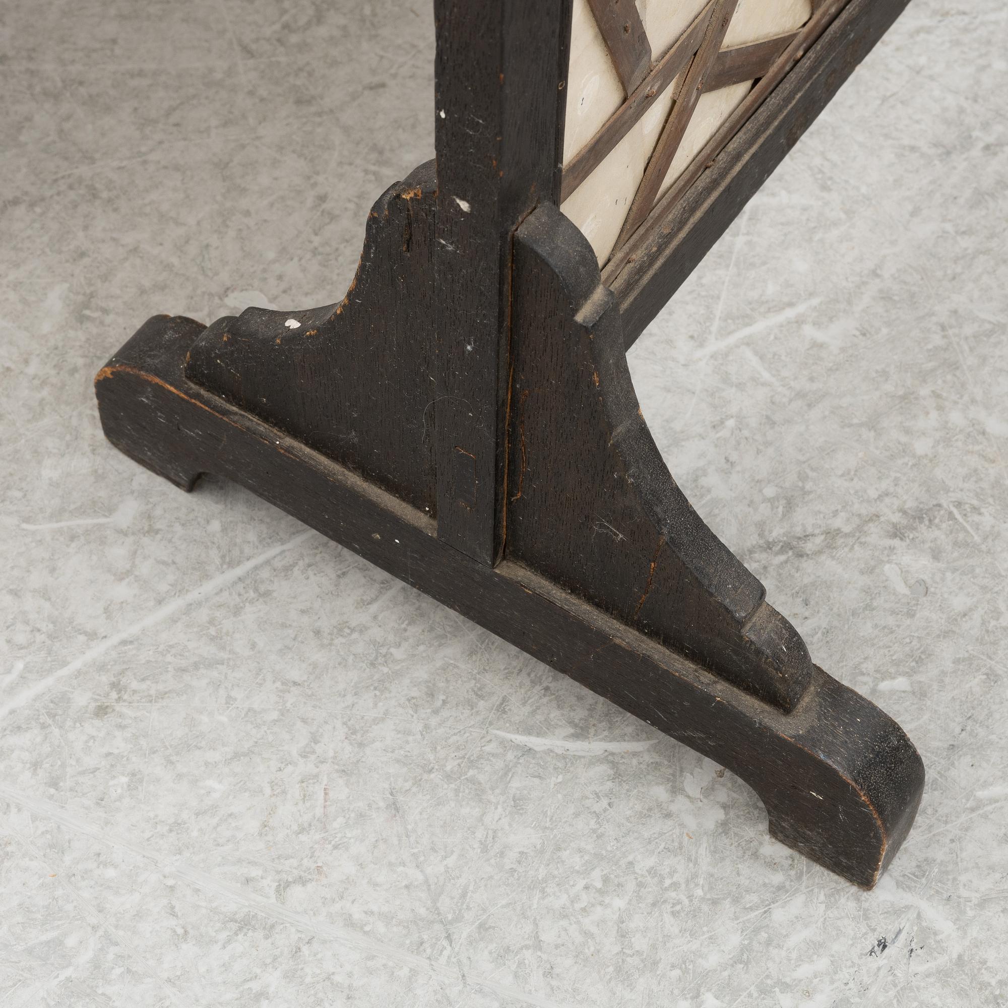 Skärmar två stycken, trä och papp. Kina, sen Qingdynasti/tidigt 1900-tal.