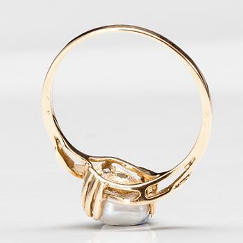 RING, 14K guld, pärla, 2 diamanter tot. 0,02 ct. M. Hyvärinen 1984. Vikt 1,8 g.