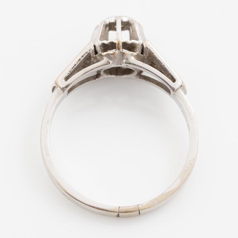 Ring, 18K vitguld med små diamanter.