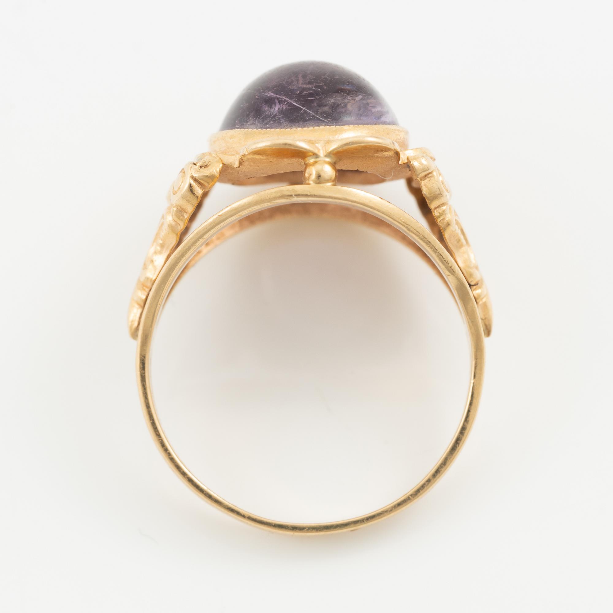 Ring, 18K gold with cabochon-cut amethyst.