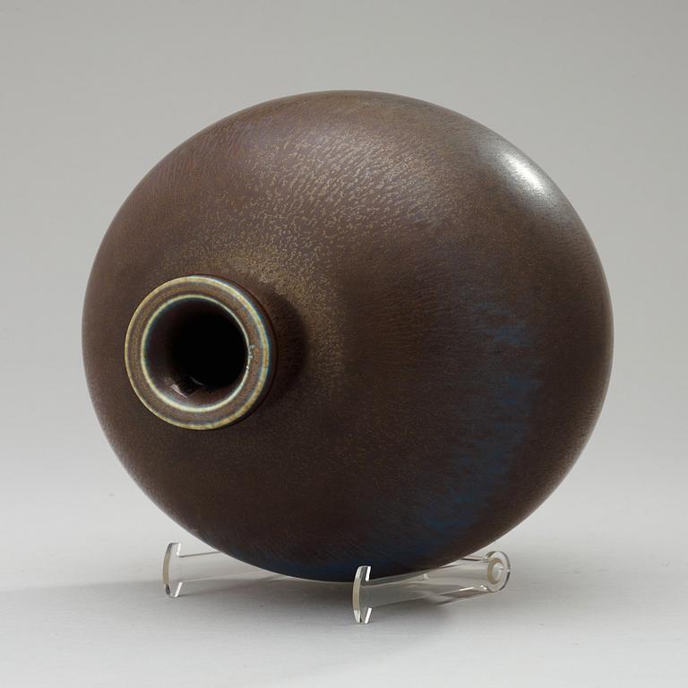 A Berndt Friberg stoneware jar, Gustavsberg Studio 1974.
