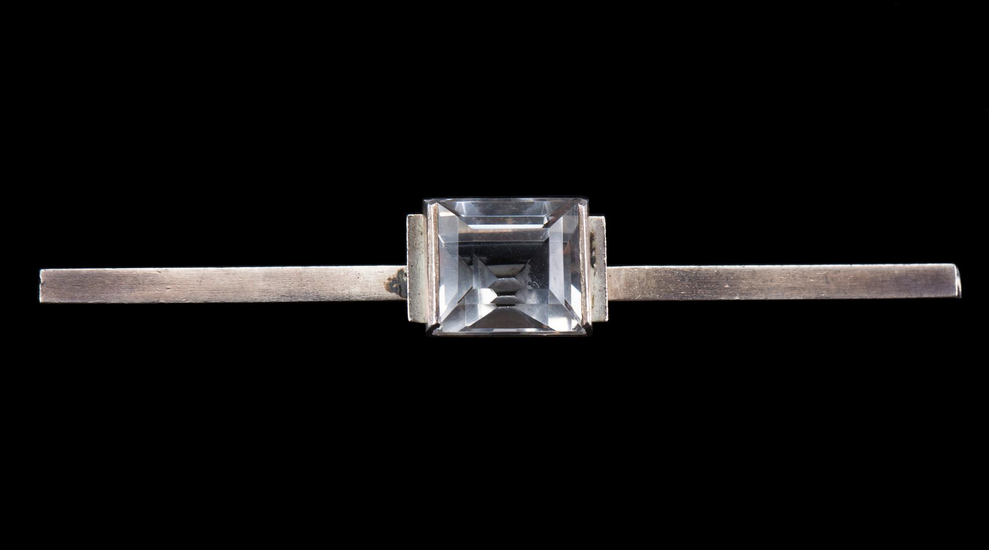BROSCH, sterlingsilver med bergkristall, Wiwen Nilsson, Lund 1948. Vikt ca 9,5 g.