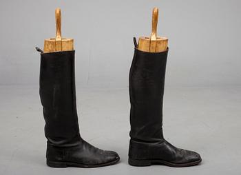 STÖVLAR MED TRÄSTÖD, läder, 1900-talets början.