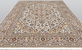 A Kashan carpet, ca 355 x 252 cm.