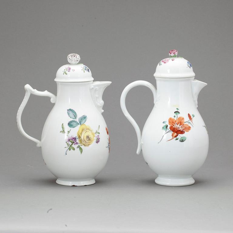 KAFFEKANNOR, 2 st, porslin, Meissen, 1800-tal.