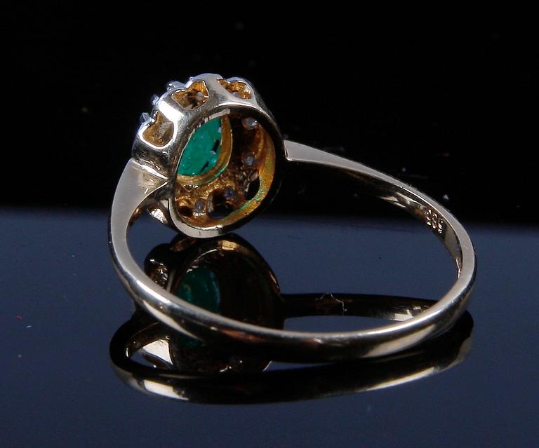 RING, 14 K guld, smaragd samt 10 diamanter.