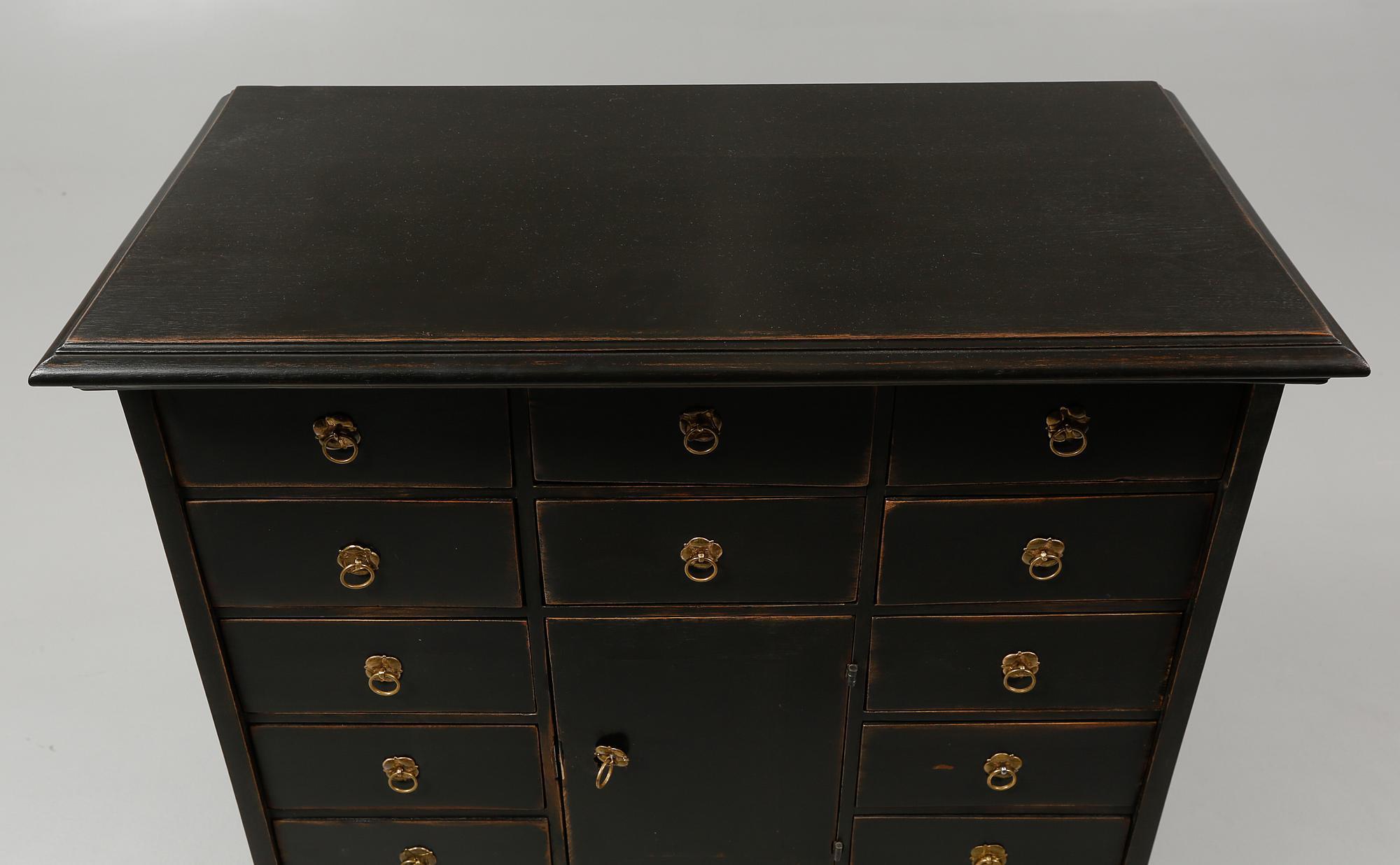 KABINETTSKÅP, delvis 1800/1900-tal.