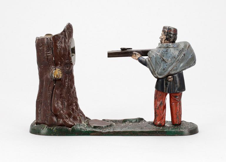 SPARBÖSSA, bemålat gjutjärn. Märkt 1877.