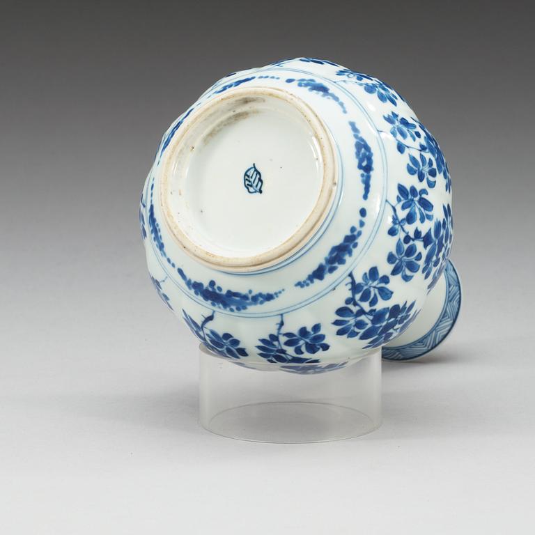 A blue and white vase, Qing dynasty, Kangxi (1662-1722).