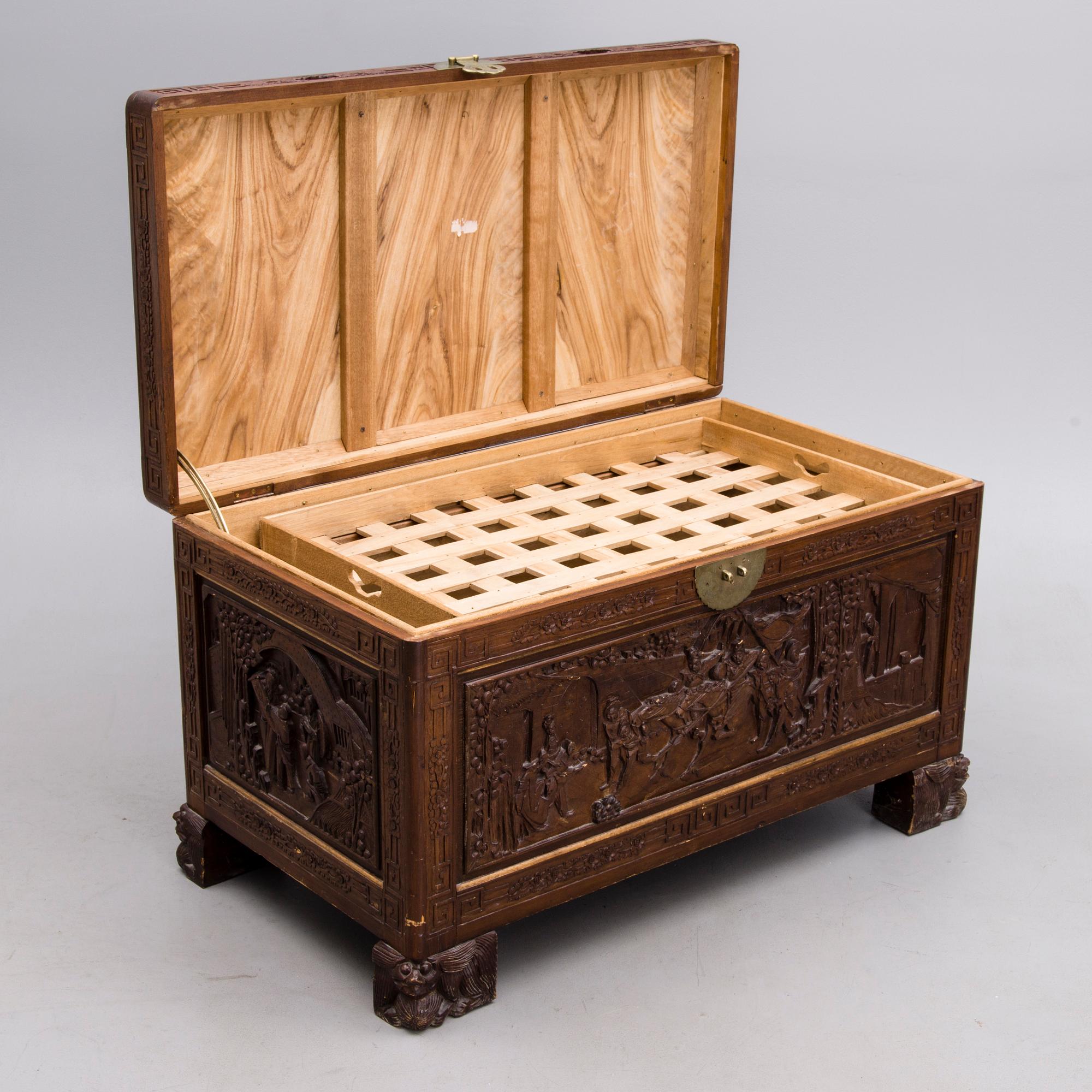 KAMFERKISTA, Kina 1900-talets början.