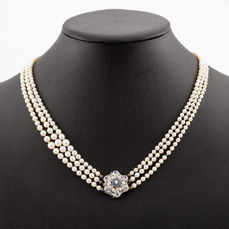 Pärlcollier, treradigt, med doserade odlade pärlor, lås 18K vitguld med safirer, pärlor och briljantslipad diamant.
