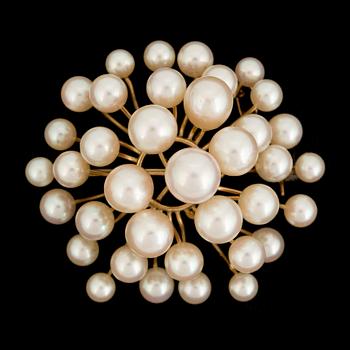 BROOCH/PENDANT, 14K gold with cultured Akoya pearls in different sizes.