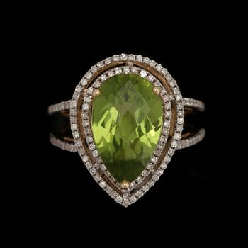 27. A peridote ring, 4.91 cts, set with brilliant cut diamonds, tot. 0.75 cts.