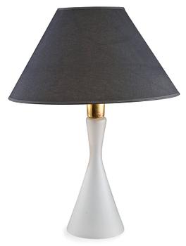 46. LISA JOHANSSON-PAPE (FINLAND), BORDSLAMPA, matterat glas, svart tygskärm.