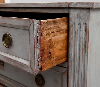 BYRÅ, sengustaviansk, omkring år 1800.