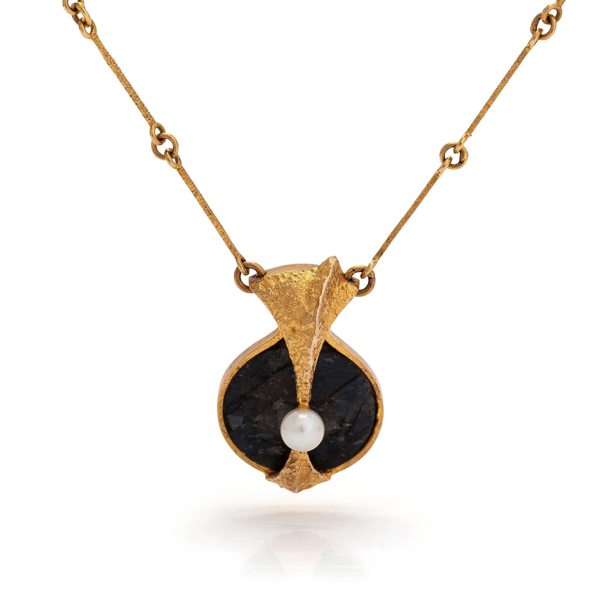Björn Weckström, A 14K gold necklace "Pearl bridge" with a cultured pearl and a spectrolite. Lapponia 1977.