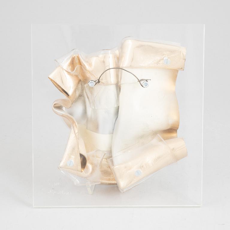 Jan Naliwajko, väggskulptur, plexiglas, signerad och daterad 1996.