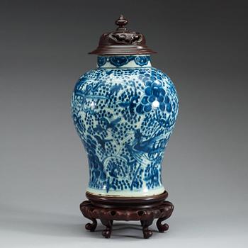A blue and white jar, Qing dynasty.
