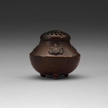 29. A bronze censer with cover, late Qing dynasty, circa 1900.