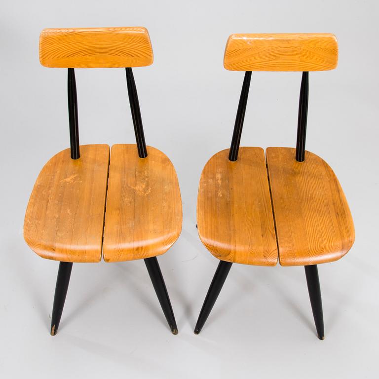 ILMARI TAPIOVAARA, A "Pirkka" table and four chairs manufactured by Laukaan Puu and designed in 1957.