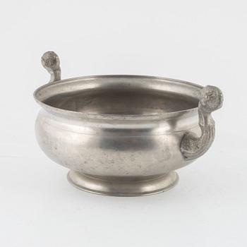 Kannor, två stycken, samt kallskål, tenn, olika mästare, 1800-tal.