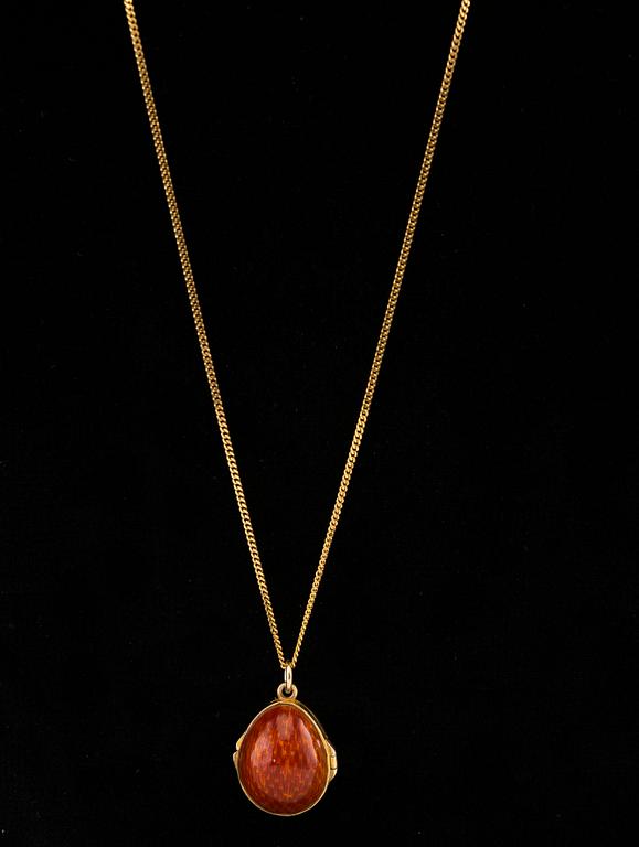 RIIPUS, 88 kullattua hopeaa, emalia. Venäjä 1900 l. alku.
Myöhäisempi 14K kultaketju 42 cm.