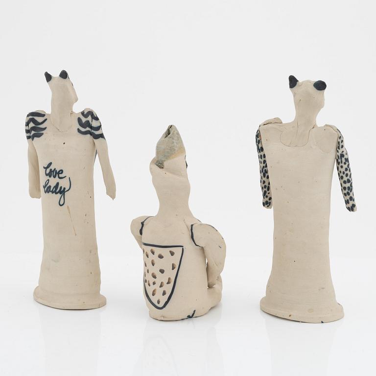 Ulrica Hydman-Vallien, figuriner, 3 st, lergods, signerade.