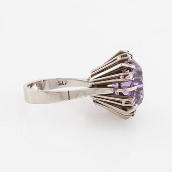 Ring/Cocktailring 14K vitguld med en ovalt fasetterad ametist och runda briljantslipade diamanter.