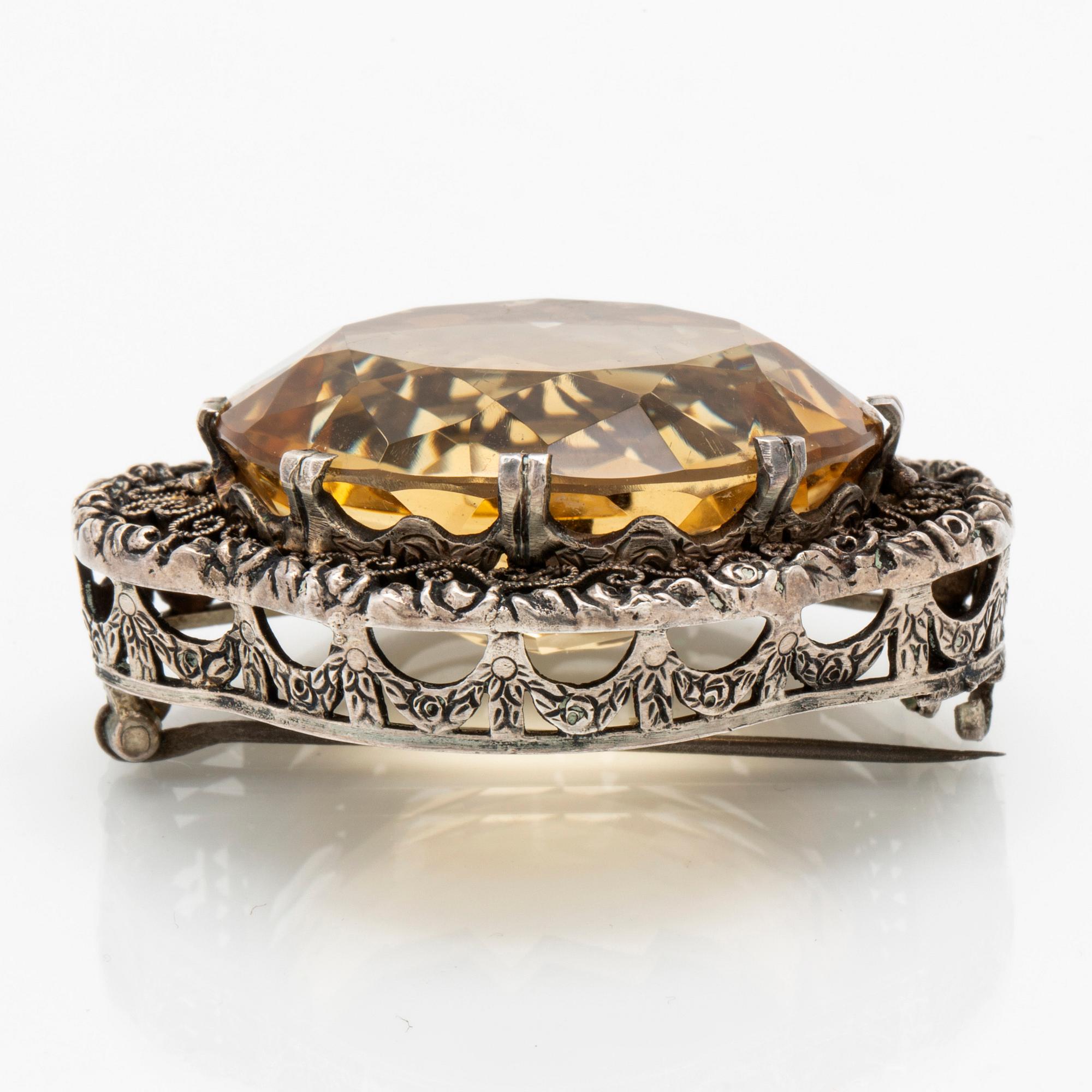 Brosch silver 800 och citrin, troligen England, omkring 1900.