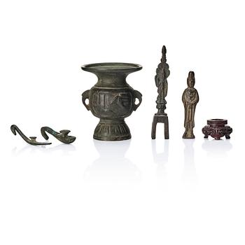 Gudomar, två stycken, samt bälteshakar, två stycken och en vas, brons. Mingdynastin samt äldre.