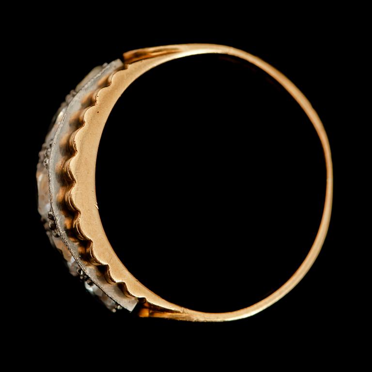 RING, 18 k rödguld, med 5 fasetterade vita stenar, 1954. Total vikt ca 3 g.