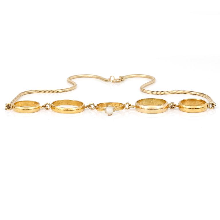 HALSSMYCKE, tillverkad av fem ringar, en med odlad pärla, 18K och 23K guld.